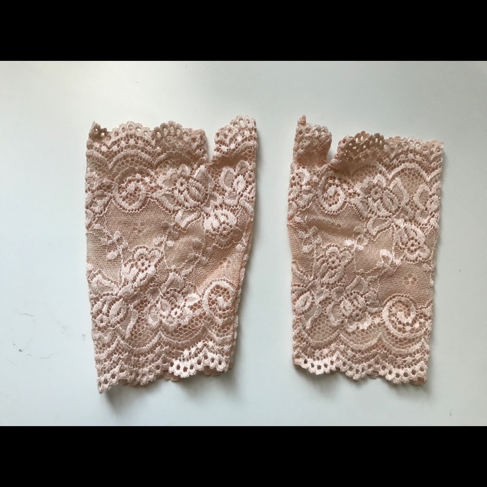 Beautiful lace fingerless Gloves in Blush color